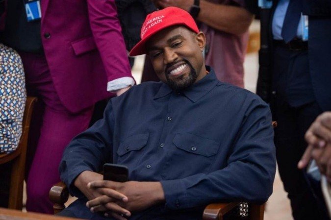O filme também deve tocar na vida política de Kanye West, como o apoio a Donald Trump - (crédito: Saul Loeb/AFP) O filme também deve tocar na vida política de Kanye West, como o apoio a Donald Trump - (crédito: Saul Loeb/AFP)