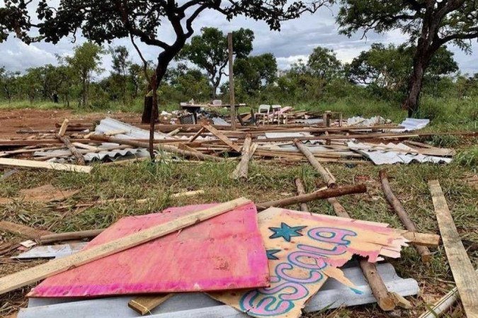Tapumes e madeiras jogados no chão após demolição. Os materiais estão sobre um terreno de grama baixa e próximo a árvores retorcidas - (crédito: Subvertamos) Tapumes e madeiras jogados no chão após demolição. Os materiais estão sobre um terreno de grama baixa e próximo a árvores retorcidas - (crédito: Subvertamos)