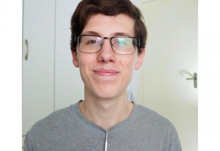 Lucas Felpi, é estudante de ciência da computação e ciências políticas na Universidade de Michigan, nos Estados Unidos. Lucas Felpi, é estudante de ciência da computação e ciências políticas na Universidade de Michigan, nos Estados Unidos.