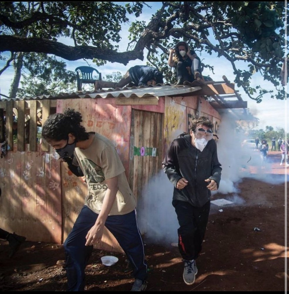 Momentos da operação de despejo e derrubada da estrutura da Escolinha do Cerrado