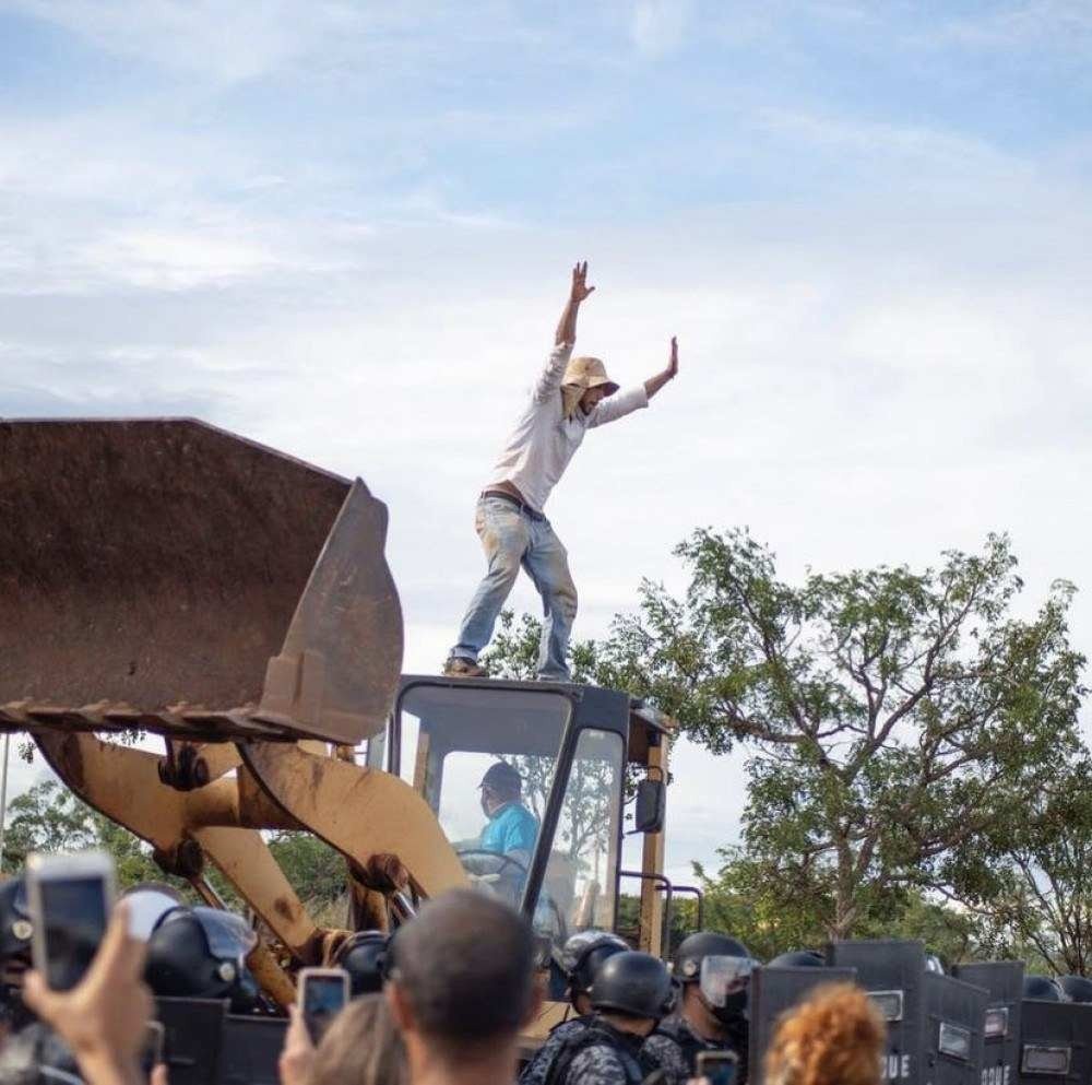 Momento em que Thiago Ávila sobre em cima do trator, antes de ser detido e preso pelo Batalhão de Choque
