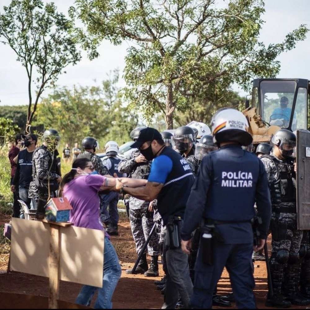 Manifestante tem atrito com fiscal do DF Legal