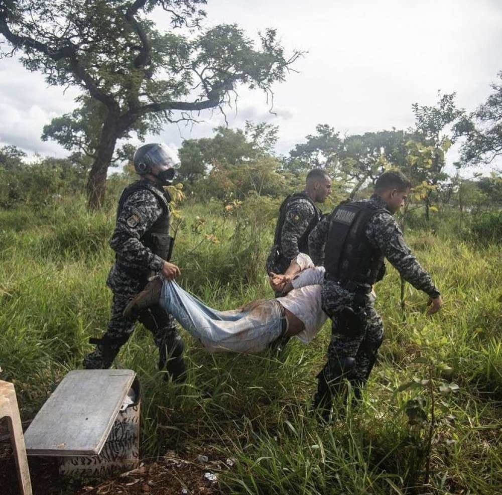 Thiago Ávila foi detido e levado até a viatura carregado pelos pés e pelos braços