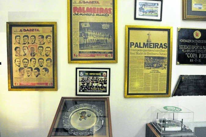 Placas e jornais antigos retratando grandes feitos compõem o ambiente