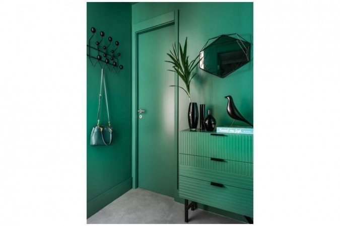 Moderno e ousado, o quarto projetado pela arquiteta Beatriz Quinelato tem quase todos os elementos da mesma cor. Os pontos de destaque se tornam a textura do móvel e o preto do cabideiro e da moldura do espelho