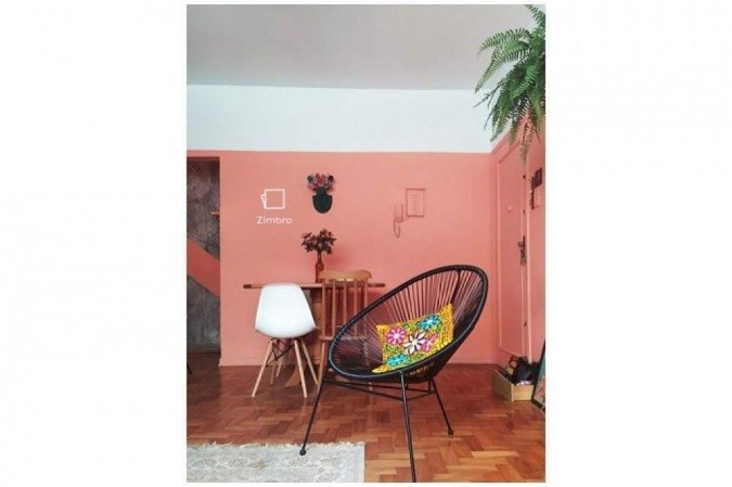 Neste projeto da Suvinil, a porta, os interruptores e o interfone estão "escondidos" em uma meia parede colorida e cheia de personalidade. O vaso de plantas na parede é um ponto de contraste