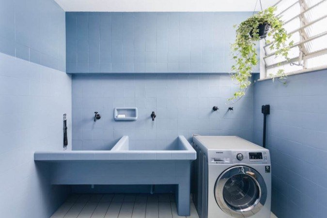 Usando a mimetização, até o tanque ficou da mesma cor da parede, e as torneiras se transformaram em pequenos pontos de destaque. Projeto Lavanderia Apartamento 203, da Suvinil