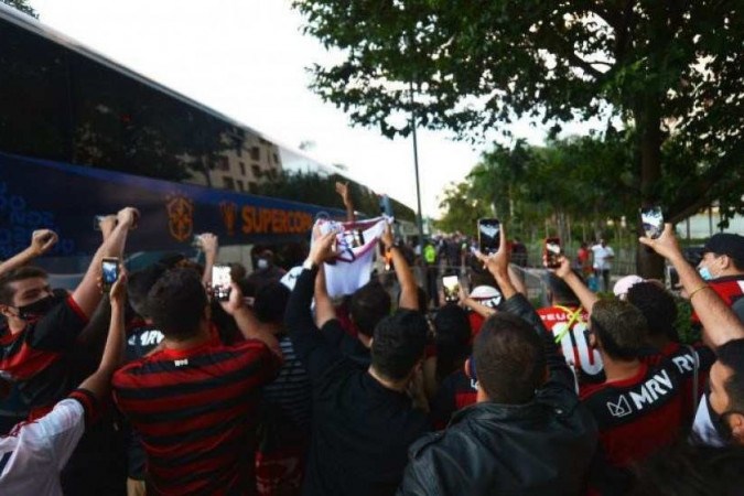 Flamengo chega na madrugada a Brasília para clássico contra o