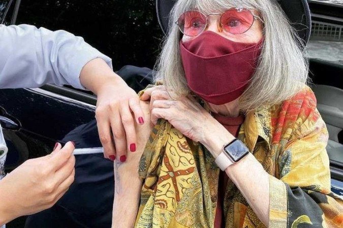 Rita Lee toma segunda dose da vacina contra a covid-19