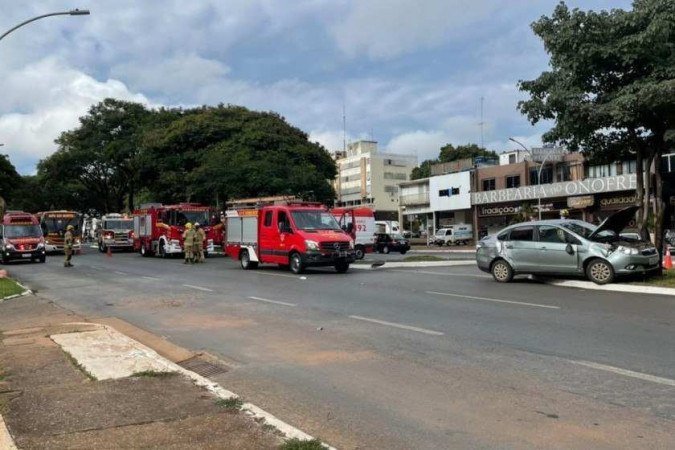 (crédito: Acidente entre carro e ônibus deixa apenas uma faixa liberada na W3 Norte)