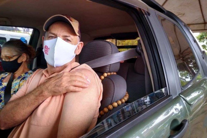 O aposentado Serafim Francisco da Cruz, 66, chegou ao posto de vacinação do Parque da Cidade após tentar por três vezes, na semana passada, receber a primeira dose na região onde mora