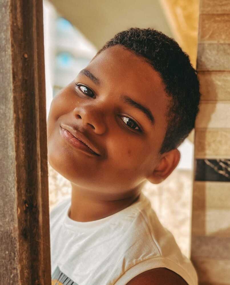 Adriel se apaixonou pelos livros fala sobre literatura para mais de 600 mil seguidores nas redes sociais.