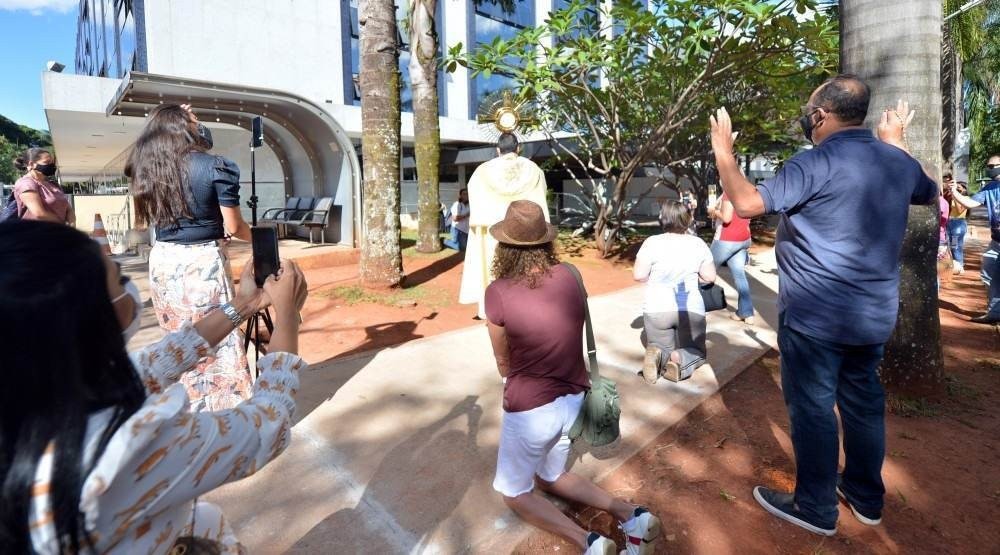 Fiéis fazem oração por pacientes com covid-19 em hospitais da Asa Sul. Grupo reuniu cerca de 30 pessoas, manteve distanciamento social e uso de máscaras e álcool 70. Orações e cantos ocorreram entre os hospitais Santa Lúcia e Santa Luzia. Iniciativa é da comunidade Canção Nova