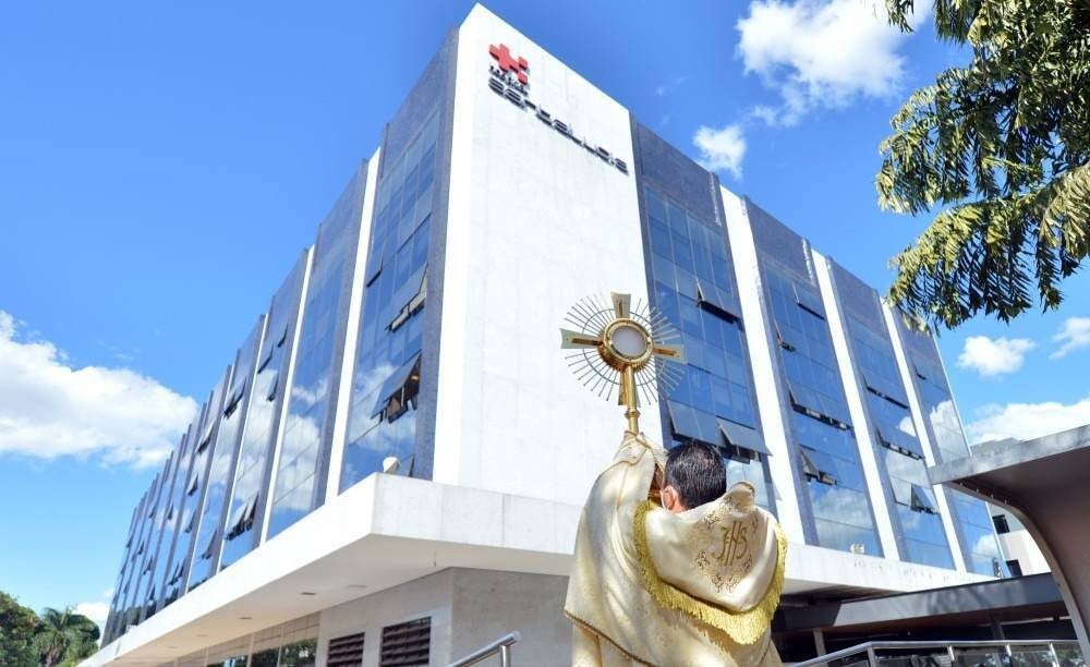 Fiéis fazem oração por pacientes com covid-19 em hospitais da Asa Sul. Grupo reuniu cerca de 30 pessoas, manteve distanciamento social e uso de máscaras e álcool 70. Orações e cantos ocorreram entre os hospitais Santa Lúcia e Santa Luzia. Iniciativa é da comunidade Canção Nova