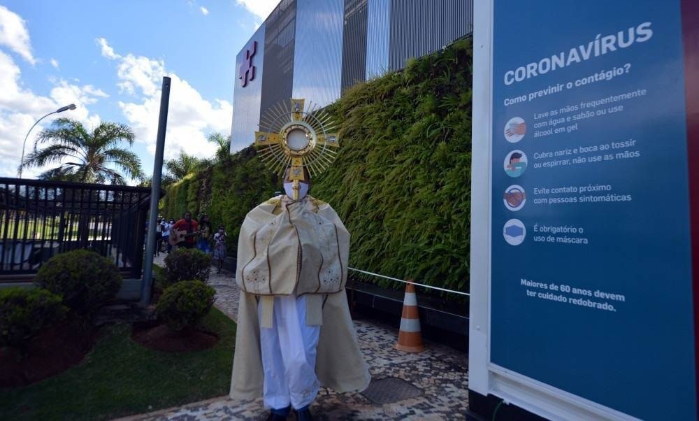 Fiéis fazem oração por pacientes com covid-19 em hospitais da Asa Sul. Grupo reuniu cerca de 30 pessoas, manteve distanciamento social e uso de máscaras e álcool 70. Orações e cantos ocorreram entre os hospitais Santa Lúcia e Santa Luzia. Iniciativa é da comunidade Canção Nova
