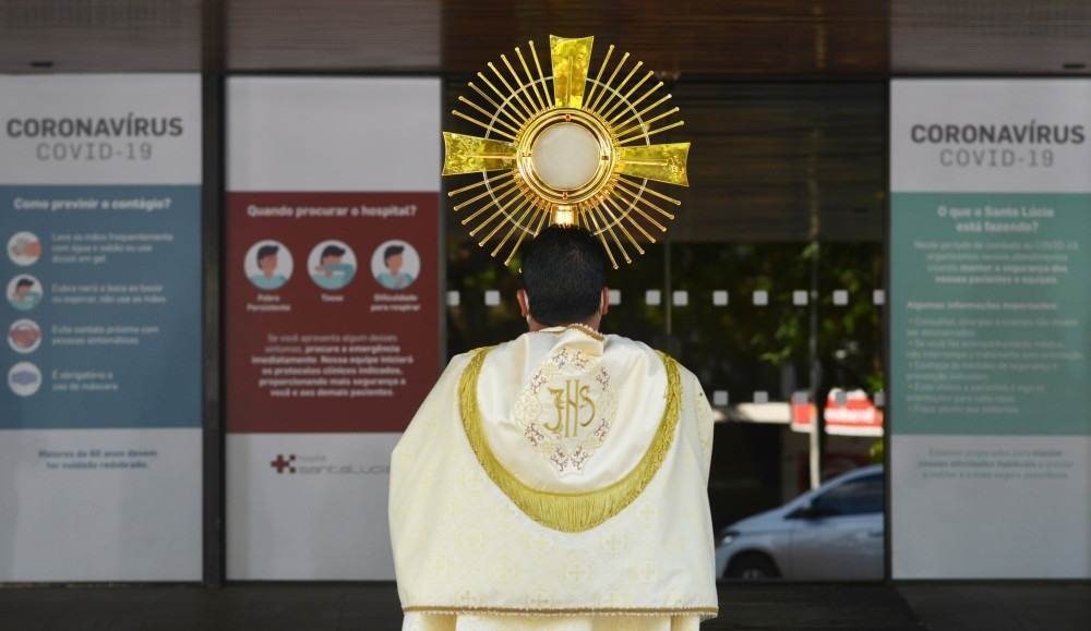 Fiéis fazem oração por pacientes com covid-19 em hospitais da Asa Sul. Grupo reuniu cerca de 30 pessoas, manteve distanciamento social e uso de máscaras e álcool 70. Orações e cantos ocorreram entre os hospitais Santa Lúcia e Santa Luzia. Iniciativa é da comunidade Canção Nova