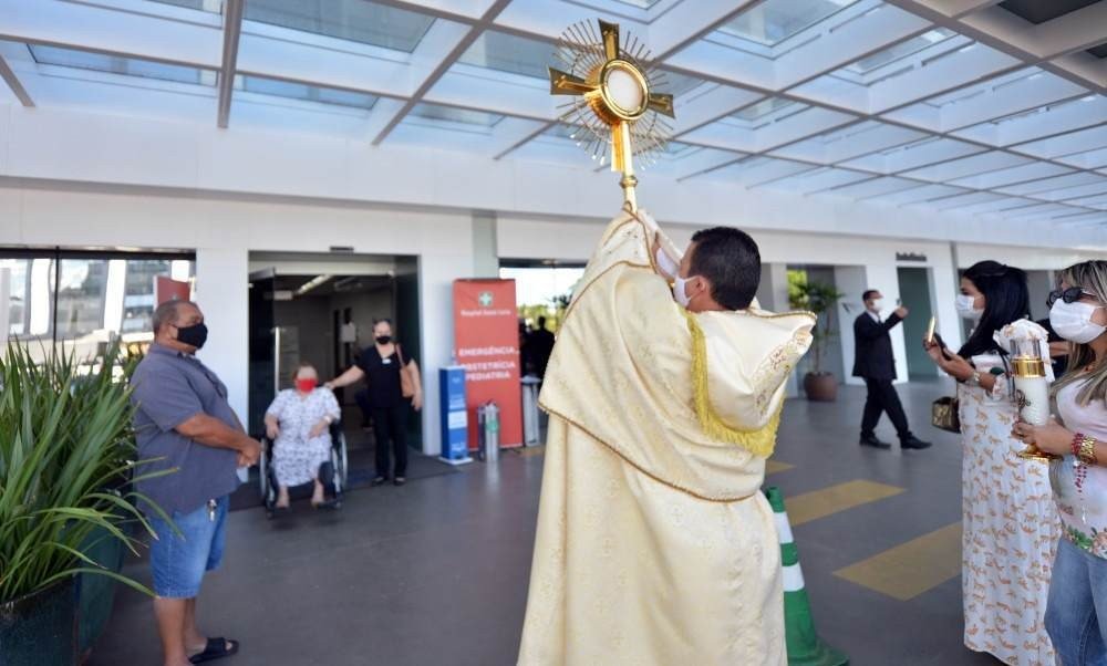 Fiéis fazem oração por pacientes com covid-19 em hospitais da Asa Sul. Grupo reuniu cerca de 30 pessoas, manteve distanciamento social e uso de máscaras e álcool 70. Orações e cantos ocorreram entre os hospitais Santa Lúcia e Santa Luzia. Iniciativa é da comunidade Canção Nova