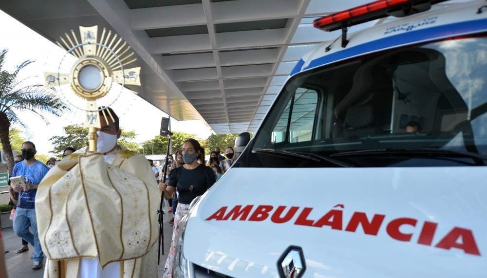 Fiéis fazem oração por pacientes com covid-19 em hospitais da Asa Sul. Grupo reuniu cerca de 30 pessoas, manteve distanciamento social e uso de máscaras e álcool 70. Orações e cantos ocorreram entre os hospitais Santa Lúcia e Santa Luzia. Iniciativa é da comunidade Canção Nova