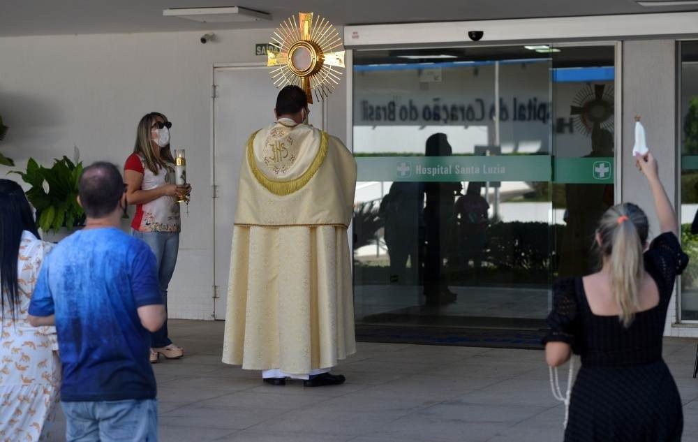 Fiéis fazem oração por pacientes com covid-19 em hospitais da Asa Sul. Grupo reuniu cerca de 30 pessoas, manteve distanciamento social e uso de máscaras e álcool 70. Orações e cantos ocorreram entre os hospitais Santa Lúcia e Santa Luzia. Iniciativa é da comunidade Canção Nova