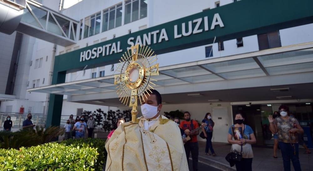 Fiéis fazem oração por pacientes com covid-19 em hospitais da Asa Sul. Grupo reuniu cerca de 30 pessoas, manteve distanciamento social e uso de máscaras e álcool 70. Orações e cantos ocorreram entre os hospitais Santa Lúcia e Santa Luzia. Iniciativa é da comunidade Canção Nova