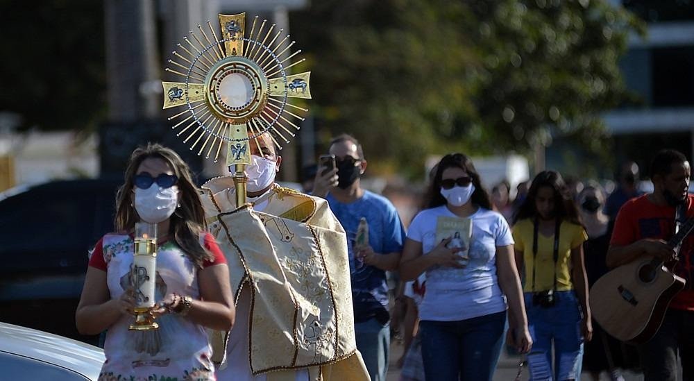 Fiéis fazem oração por pacientes com covid-19 em hospitais da Asa Sul. Grupo reuniu cerca de 30 pessoas, manteve distanciamento social e uso de máscaras e álcool 70. Orações e cantos ocorreram entre os hospitais Santa Lúcia e Santa Luzia. Iniciativa é da comunidade Canção Nova