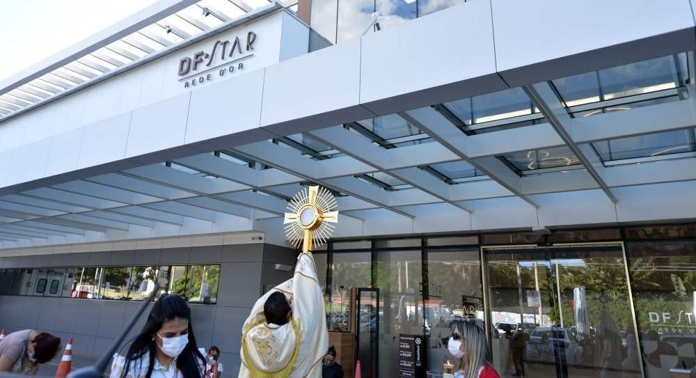 Fiéis fazem oração por pacientes com covid-19 em hospitais da Asa Sul. Grupo reuniu cerca de 30 pessoas, manteve distanciamento social e uso de máscaras e álcool 70. Orações e cantos ocorreram entre os hospitais Santa Lúcia e Santa Luzia. Iniciativa é da comunidade Canção Nova