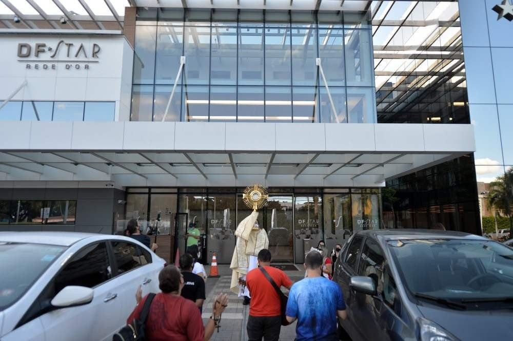 Fiéis fazem oração por pacientes com covid-19 em hospitais da Asa Sul. Grupo reuniu cerca de 30 pessoas, manteve distanciamento social e uso de máscaras e álcool 70. Orações e cantos ocorreram entre os hospitais Santa Lúcia e Santa Luzia. Iniciativa é da comunidade Canção Nova