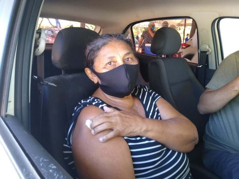  "Que a popula&ccedil;&atilde;o se vacine r&aacute;pido para todo mundo ficar saud&aacute;vel contra esse v&iacute;rus", afirma Terezinha Gomes, 68 anos. 