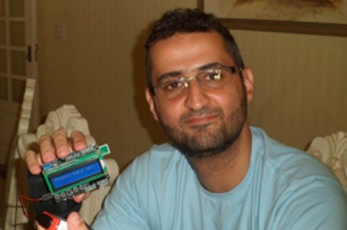 "Pode soar estranho para quem trabalha na área de vendas, de empreendedorismo e de startups, em que se vende a imagem de sucesso; mas o inventor, pessoa física, tem de aprender a fazer um 'brinde ao fracasso' todos os dias para adquirir a paciência que, talvez, o faça chegar ao sucesso" Paulo Gannam, inventor, mostra dispositivo que auxilia motoristas no trânsito