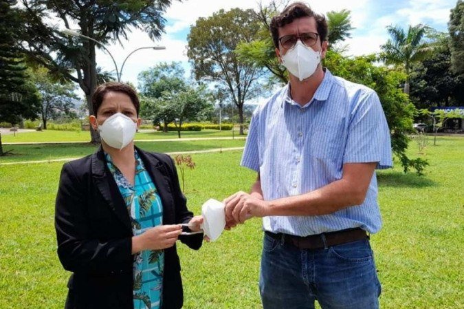 Professores da UnB, Suélia e Mário compartilham mais que os laços matrimoniais e o sobrenome Fleury Rosa: com time de 91 pessoas, o casal criou máscara que inativa o novo coronavírus - (crédito: Arquivo Pessoal) Professores da UnB, Suélia e Mário compartilham mais que os laços matrimoniais e o sobrenome Fleury Rosa: com time de 91 pessoas, o casal criou máscara que inativa o novo coronavírus - (crédito: Arquivo Pessoal)