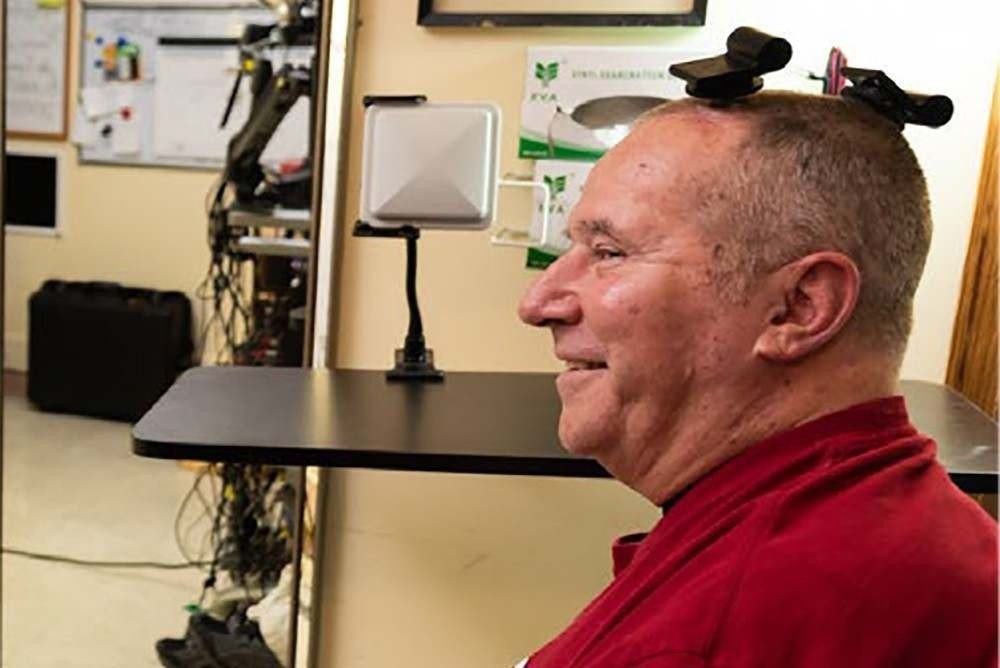 Dispositivo sem fios ajuda pacientes tetraplégicos a operar computador com força do pensamento