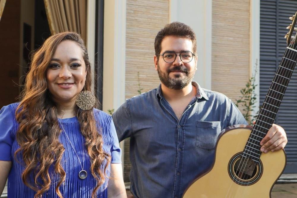 Liv Moraes, filha de Dominguinhos, realiza shows em tributo ao sanfoneiro