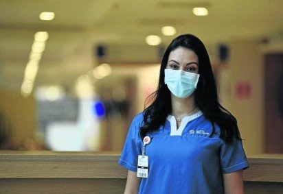 Ana Paula trabalha em um hospital e pegou o vírus; vacinada com duas doses, ela teve quadro moderado - (crédito: Minervino Júnior/CB/D.A Press)