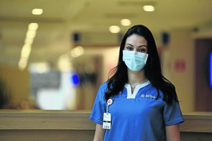 Ana Paula trabalha em um hospital e pegou o vírus; vacinada com duas doses, ela teve quadro moderado -  (crédito: Minervino Júnior/CB/D.A Press)