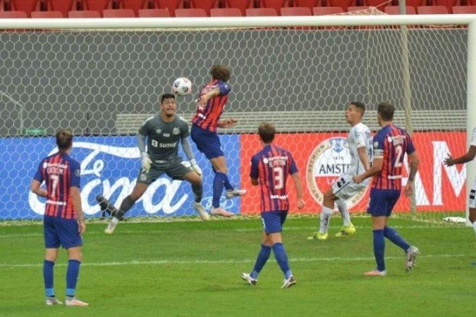Goleiro João Paulo fez ótima atuação e ajudou o Santos a avançar na Libertadores -  (crédito: Ed Alves/CB/D.A Press)