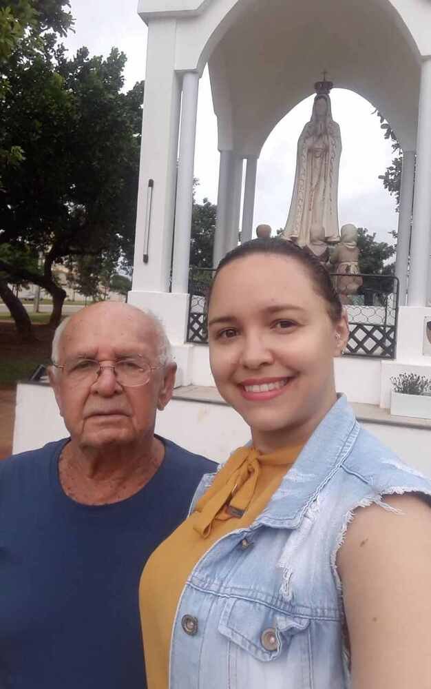 Brasil. Brasília - DF. Cidades. Pessoas que contraíram ou morreram de covid-19 após tomarem a vacina. Hevylaine Conde, 31 anos, com o avô, Severino José dos Santos, 81, que morreu da covid-19 em 21 de fevereiro, no HRSM, após tomar a vacina enquanto estava com a doença.