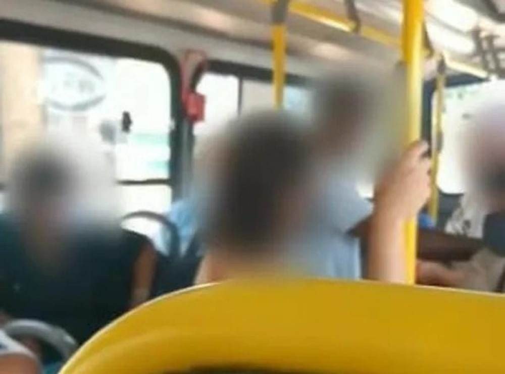 VÍDEO: Mulher chama homem de 'macaco' em ônibus e é presa por injúria racial 