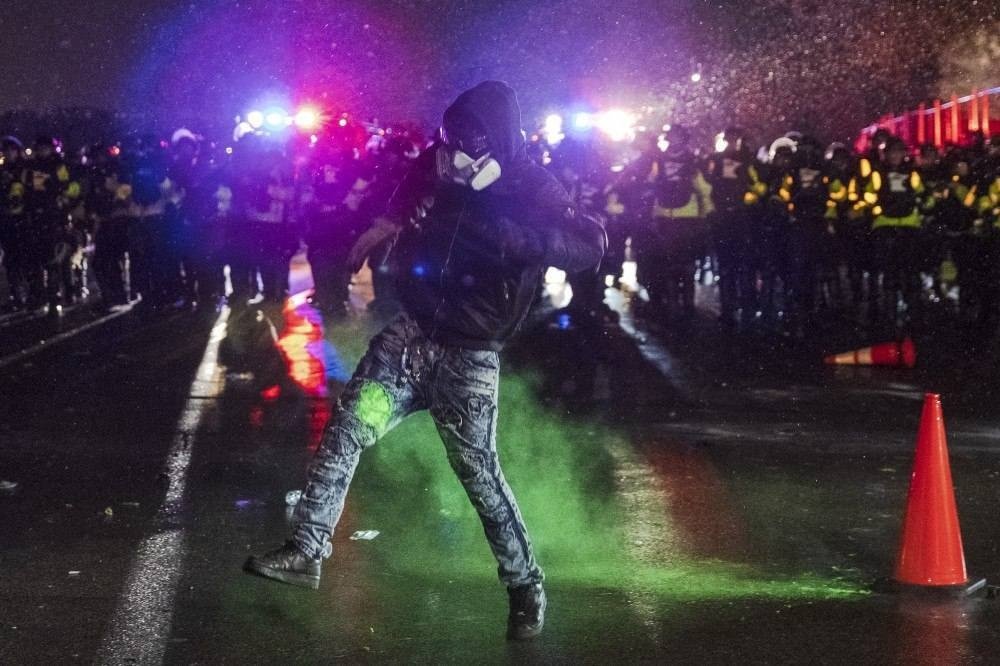 Policial que matou jovem negro em Minneapolis é presa por homicídio culposo