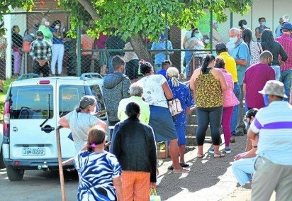 Idosos aguardaram em longas filas, em Samambaia Norte (foto) e em Planaltina, para receber a segunda dose; Secretaria de Saúde considera normal alta demanda para o período - (crédito: Ed Alves/CB/D.A Press)