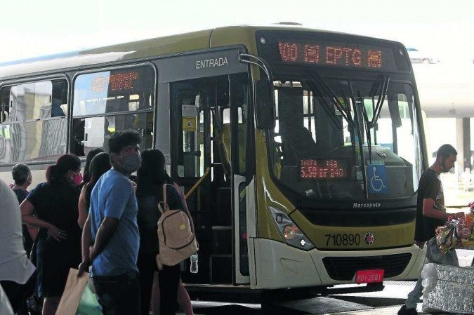 Passageiros aguardam embarque na Rodoviária de Brasília: Ministério da Saúde defende a testagem de usuários e de trabalhadores do setor -  (crédito: anaray)