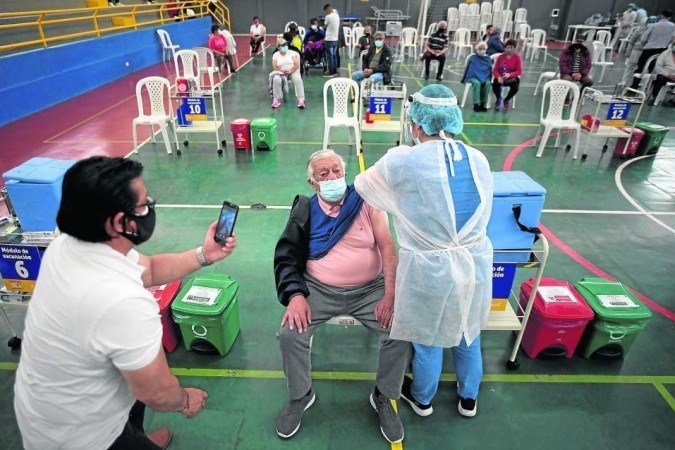 Mesmo com resposta imunológica robusta, é preciso tomar o reforço e completar o processo vacinal, alertam especialistas -  (crédito: Raul Arboleda/AFP)