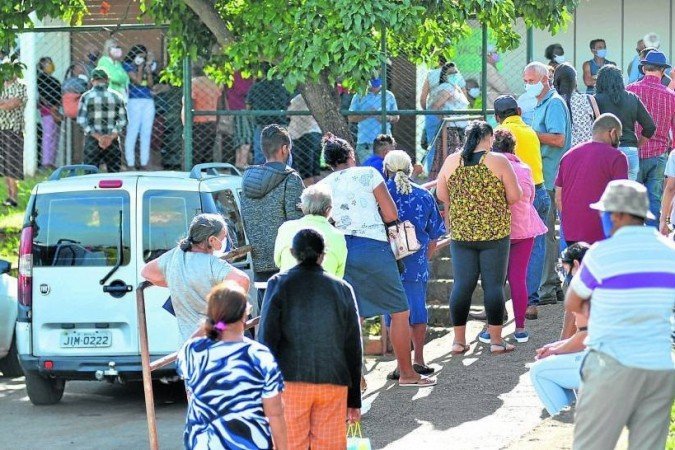 Idosos aguardaram em longas filas, em Samambaia Norte (foto) e em Planaltina, para receber a segunda dose; Secretaria de Saúde considera normal alta demanda para o período -  (crédito: Ed Alves/CB/D.A Press)