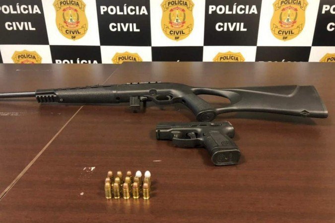 As armas foram apreendidas após o registro de violência feito pela mulher -  (crédito: PCDF/Divulgação)
