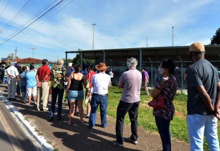 Covid-19: Postos de vacinação têm longas esperas nesta quarta (14/4)