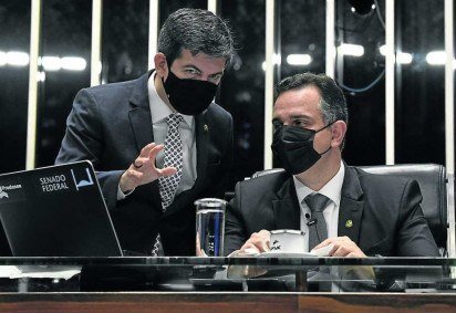Plenário do Senado Federal durante sessão deliberativa ordinária semipresencial. Mesa: senador Randolfe Rodrigues (Rede-AP); presidente do Senado Federal, senador Rodrigo Pacheco (DEM-MG) - (crédito: Jefferson Rudy/Agencia Senado)