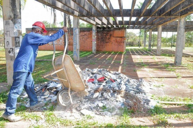 A reforma já começou e o vestiário está sendo quebrado pela empresa que ganhou a licitação da reforma -  (crédito: Lúcio Bernardo Jr / Agência Brasília)