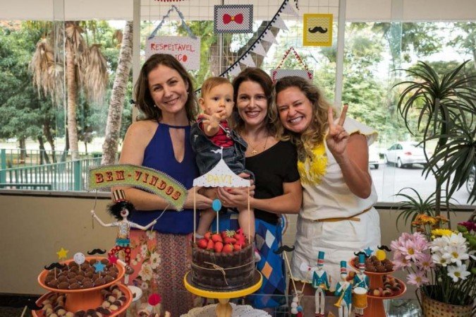 Vizinhas, Cristiane (E), Denise (com o bebê Lucas) e Sandra se tornaram mais que amigas, viraram comadres  