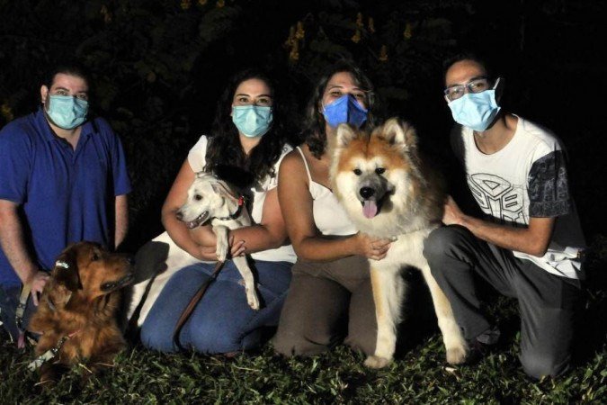 Os passeios com os cachorros uniram os casais Ygor (de camisa azul) e Tuanne e Débora e Rodrigo -  (crédito: Marcelo Ferreira/CB/D.A.Press)