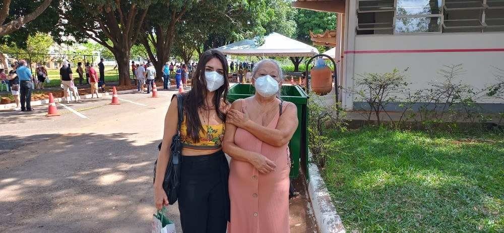 A aposentada Luiza Silveira contou com a ajuda da neta, Mara Silveira, 41 anos, que se informou sobre a vacinação e foi para o posto esperar na fila com Luiza.