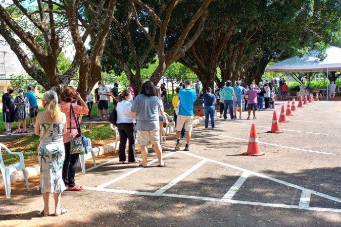 Fila longa na UBS 2 da Asa Norte, mais de 80 pessoas esperavam por volta das 14 horas pela vacinação - (crédito: Edis Henrique Peres/CB/D.A Press) Fila longa na UBS 2 da Asa Norte, mais de 80 pessoas esperavam por volta das 14 horas pela vacinação - (crédito: Edis Henrique Peres/CB/D.A Press)